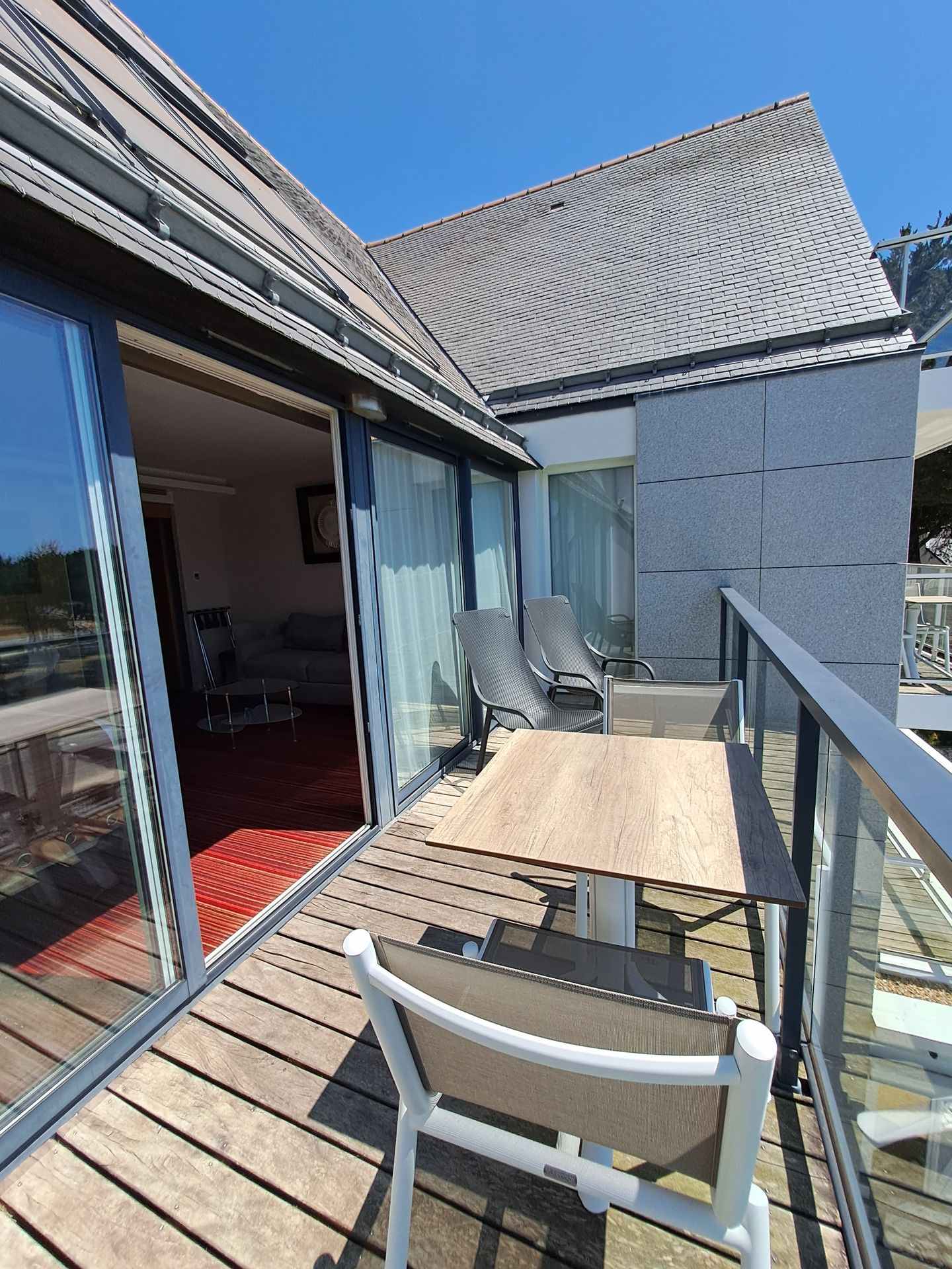Chambre prestige à l’Hôtel Le Churchill à Carnac, offrant une vue sur mer et un confort haut de gamme en Morbihan.