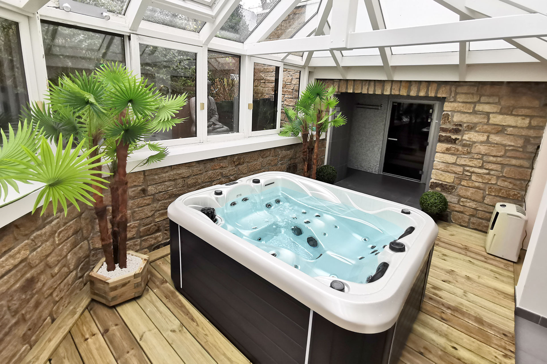 Bain massant à l’Hôtel Le Churchill à Carnac, pour un moment de relaxation ultime en Morbihan.