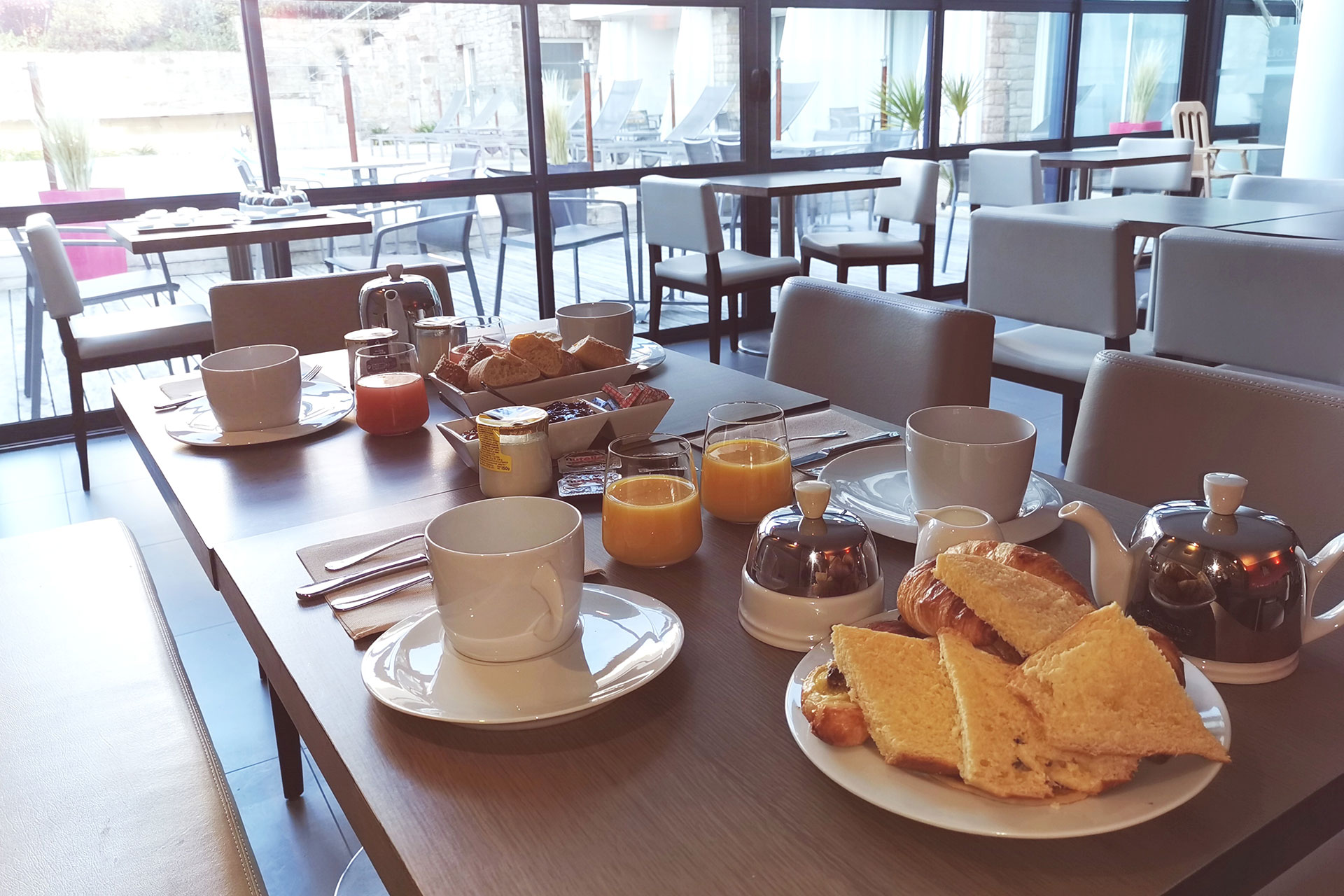 Salle de petit-déjeuner à l’Hôtel Le Churchill à Carnac, offrant un cadre agréable pour bien commencer la journée en Morbihan.