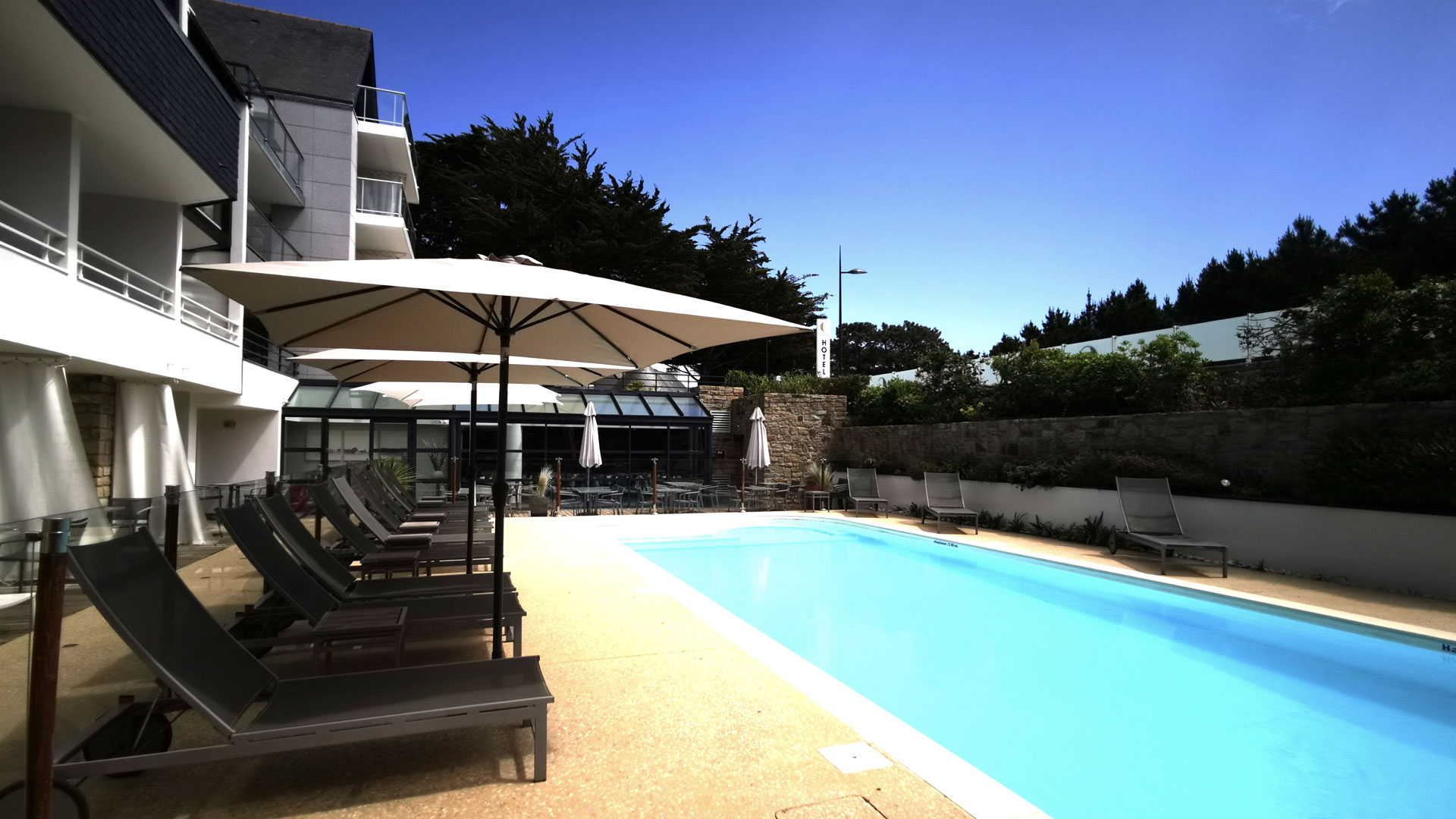 Piscine chauffée à l’Hôtel Le Churchill à Carnac
