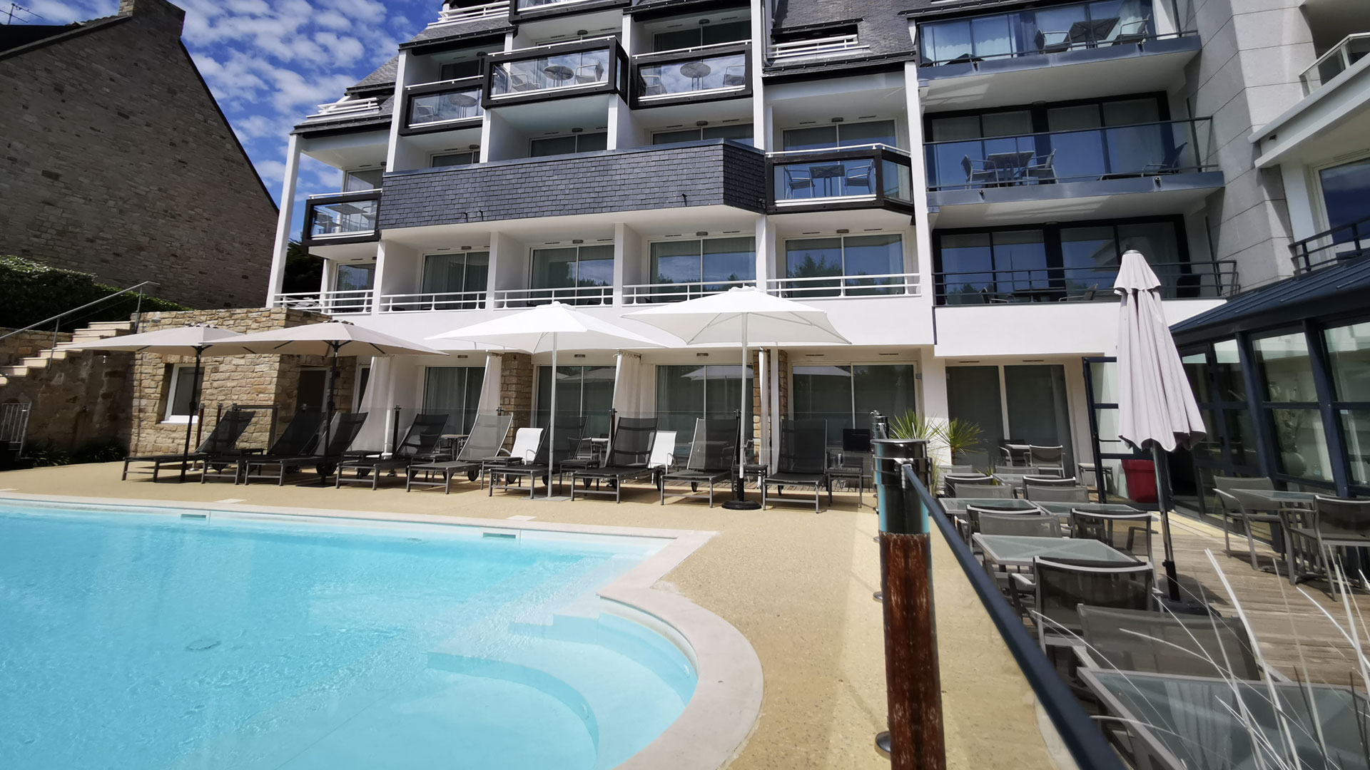 Piscine chauffée à l’Hôtel Le Churchill à Carnac, un cadre idéal pour la détente en Morbihan.