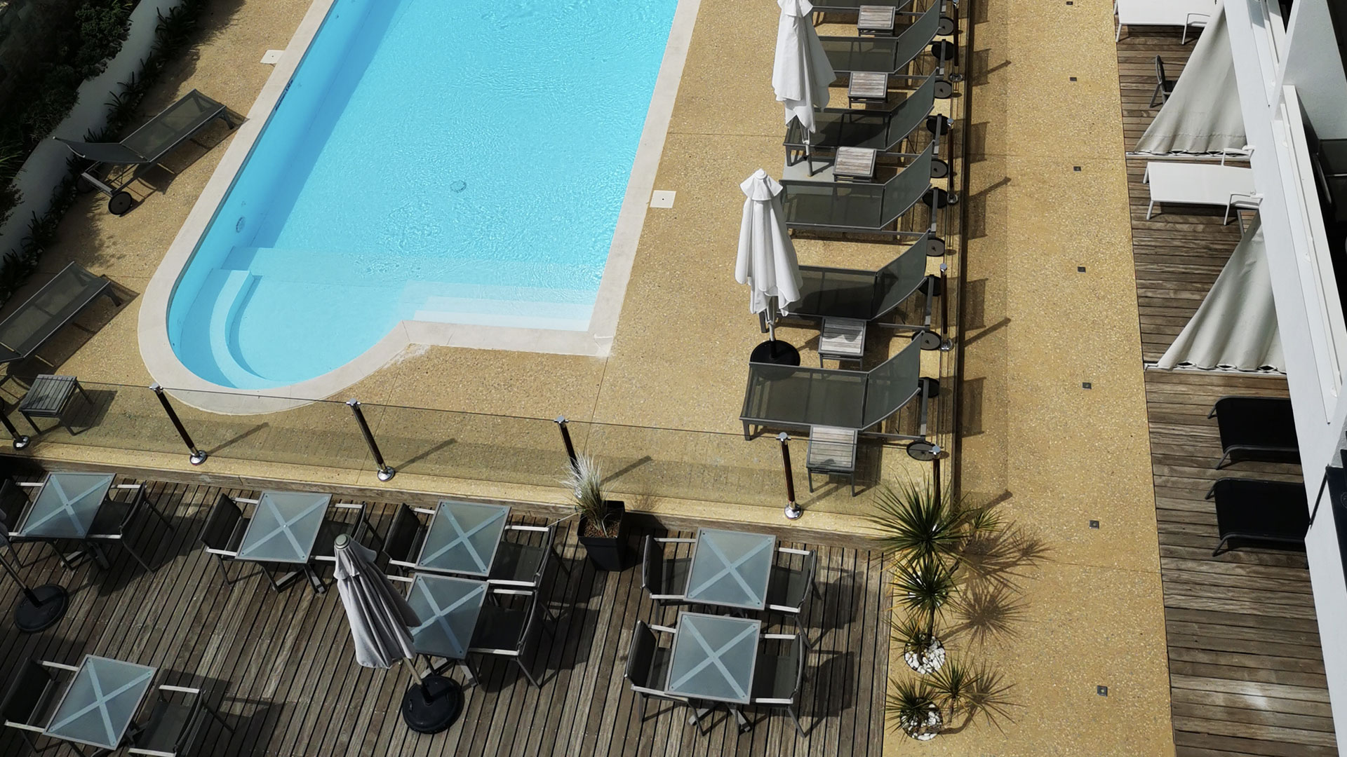 Vue aérienne de la terrasse de l’Hôtel Le Churchill à Carnac, offrant une vue imprenable sur la mer en Morbihan.