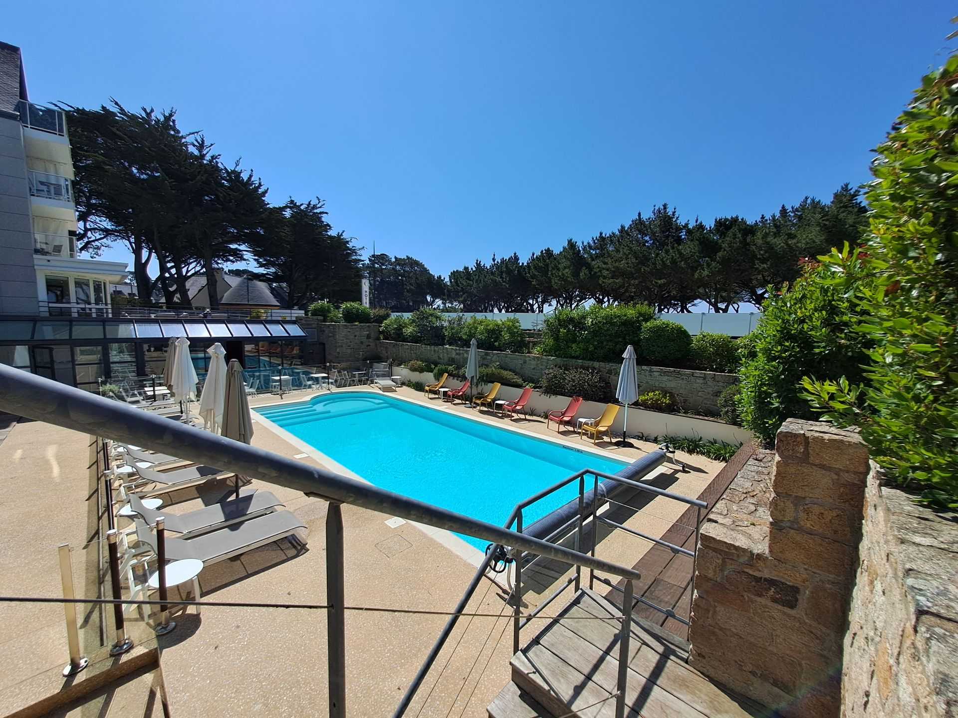 Piscine extérieure avec vue sur mer à l’Hôtel Le Churchill à Carnac,