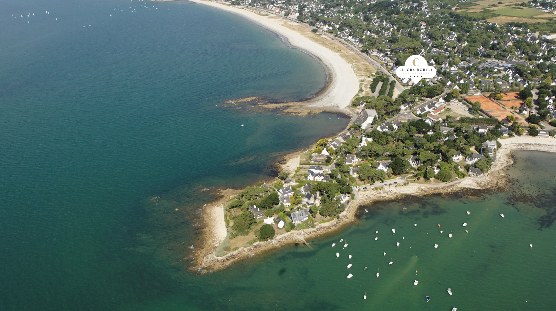 Vue du ciel sur la plage de Carnac, près de l’Hôtel Le Churchill, avec un accès direct à la mer en Morbihan.