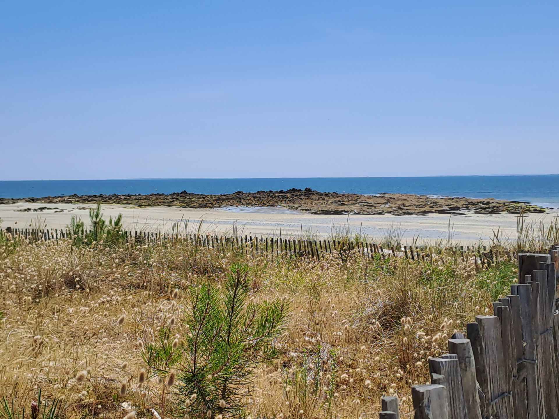 Plage de Carnac, à quelques pas de l’Hôtel Le Churchill, avec vue imprenable sur l’océan en Morbihan.