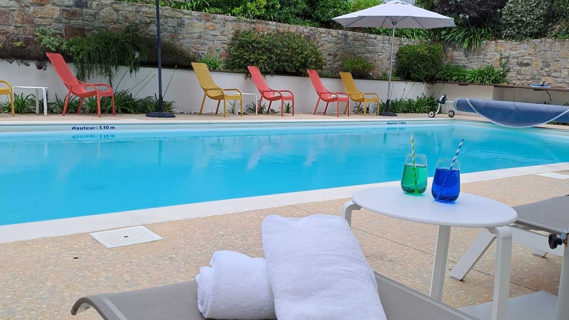 Piscine à l’Hôtel Le Churchill à Carnac, un cadre idéal pour se détendre en bord de mer en Morbihan.