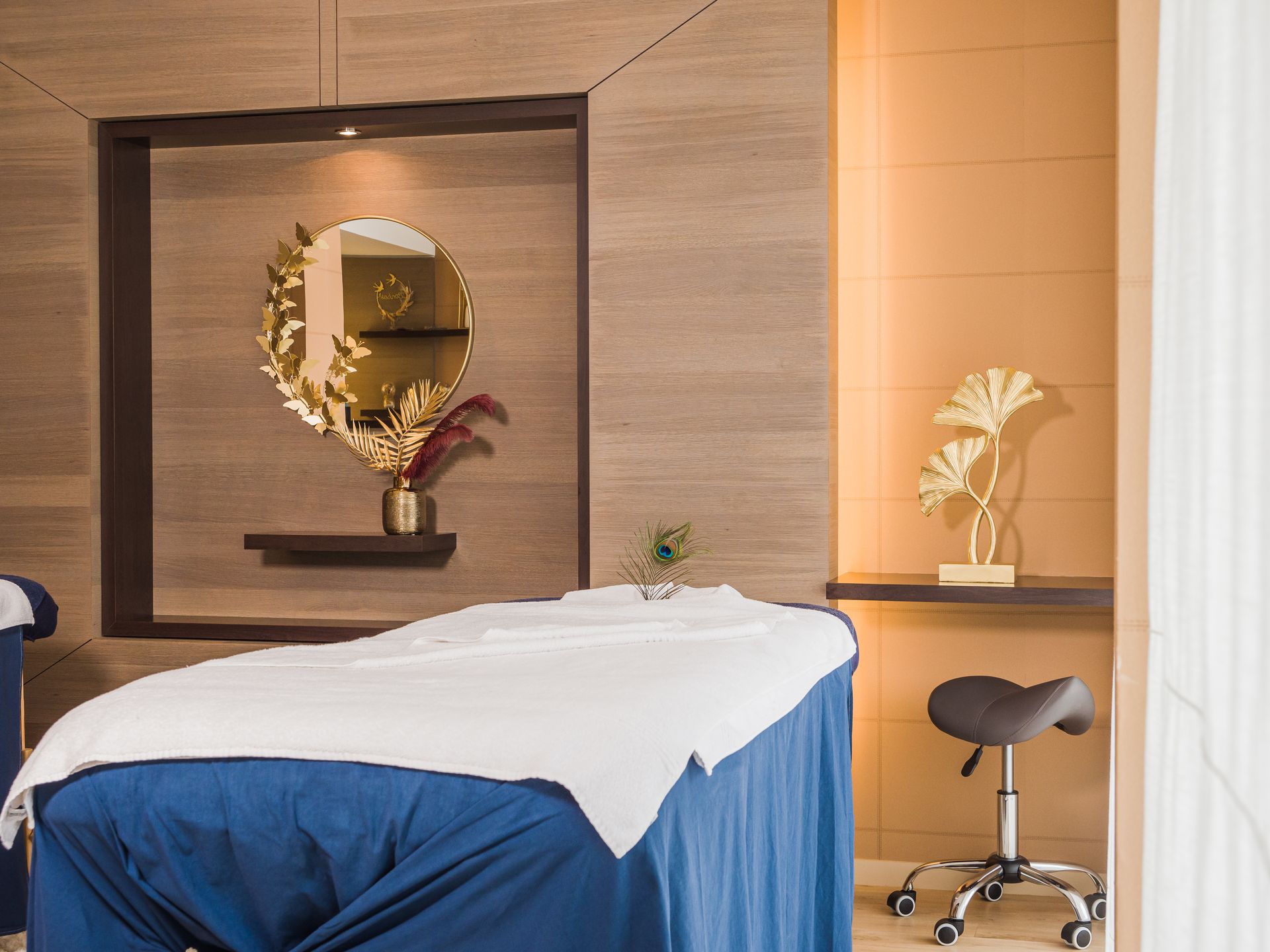 Massage relaxant à l’institut holistique de l’Hôtel Le Churchill à Carnac, pour un moment de bien-être avec vue sur mer en Morbihan.