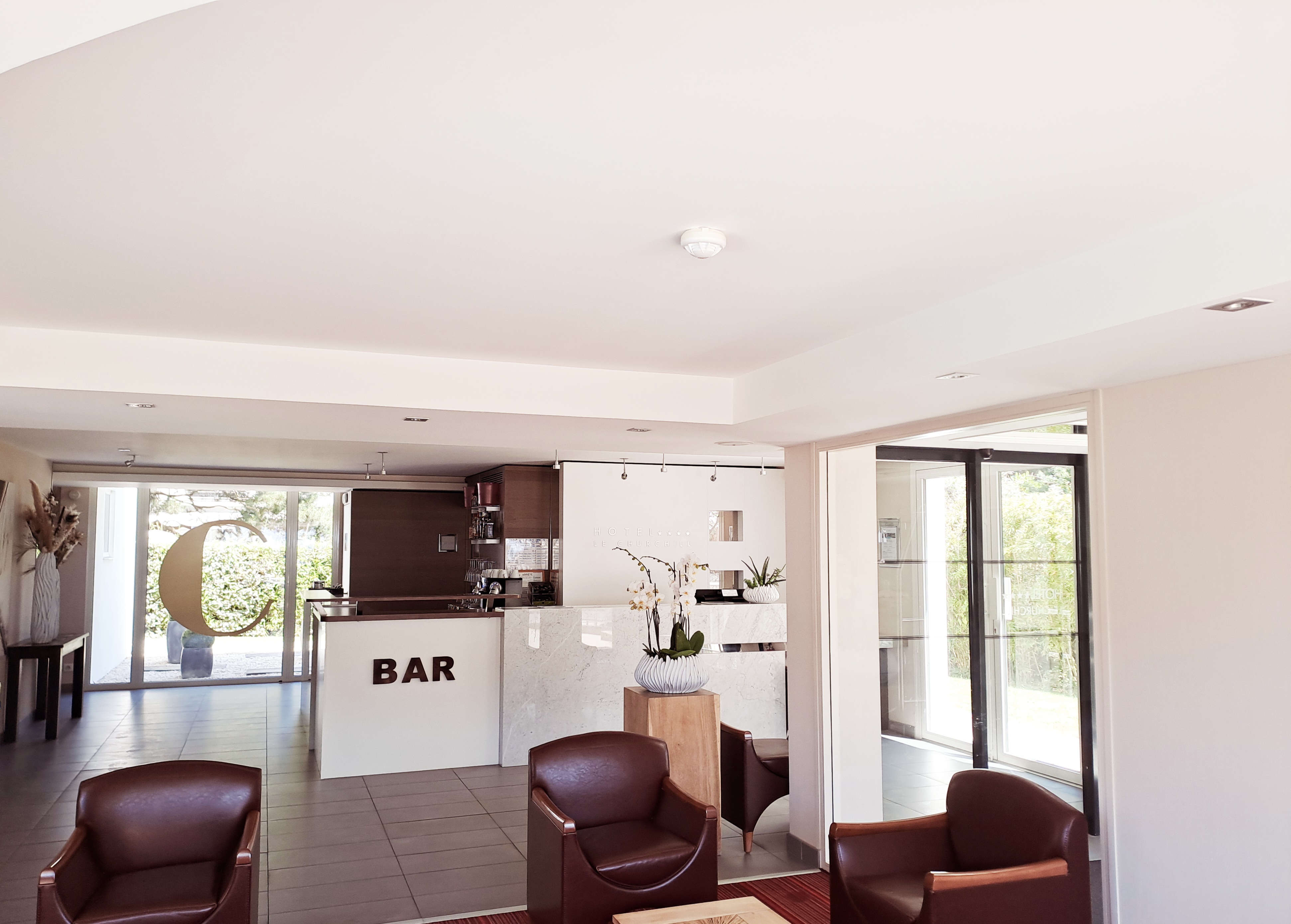 Bar de l’Hôtel Le Churchill à Carnac, offrant une vue sur mer et un cadre élégant pour se détendre en Morbihan.